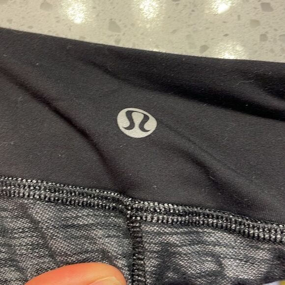 Lululemon Athletica woman’s long black leggings with a gray pattern all over - Picture 9 of 10